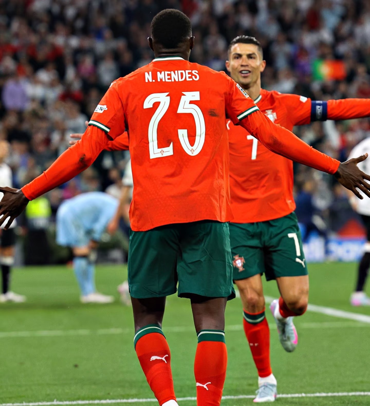 欧洲国足决胜局，球迷翘首期盼胜利